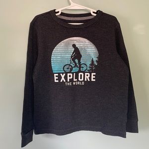 Old Navy boy’s gray thermal “Explore the World” long sleeve top size small (6/7)